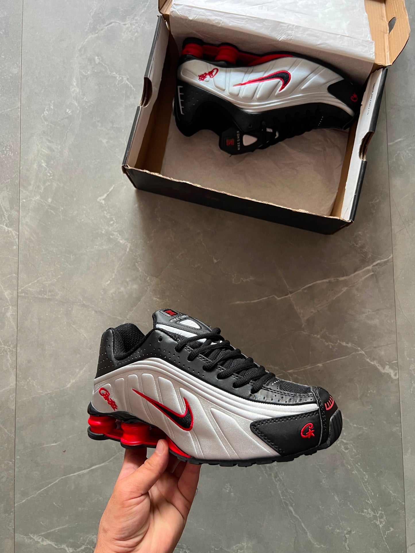 NIKE SHOX R4