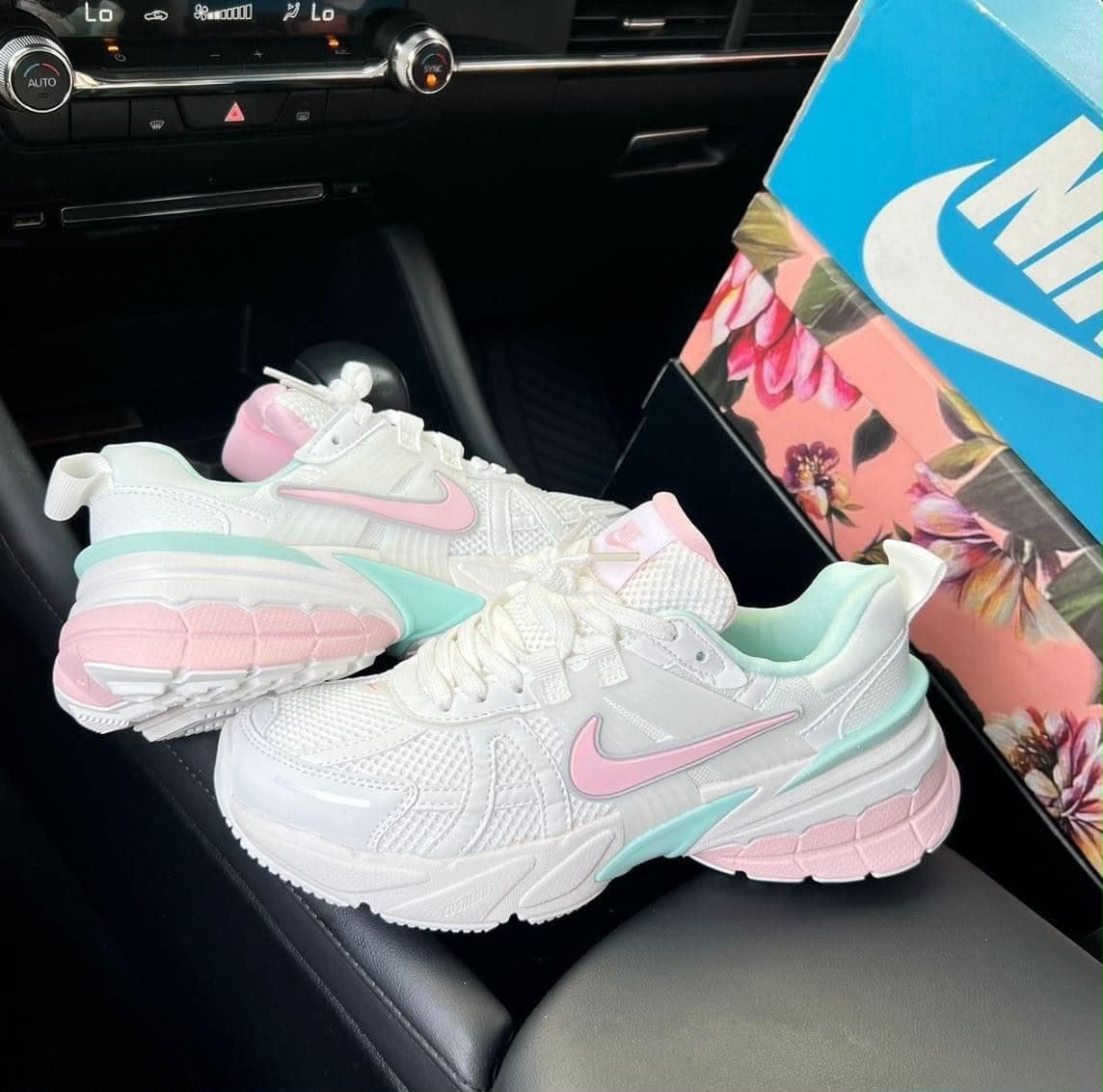 NIKE V2K RUN LEGEND PINK