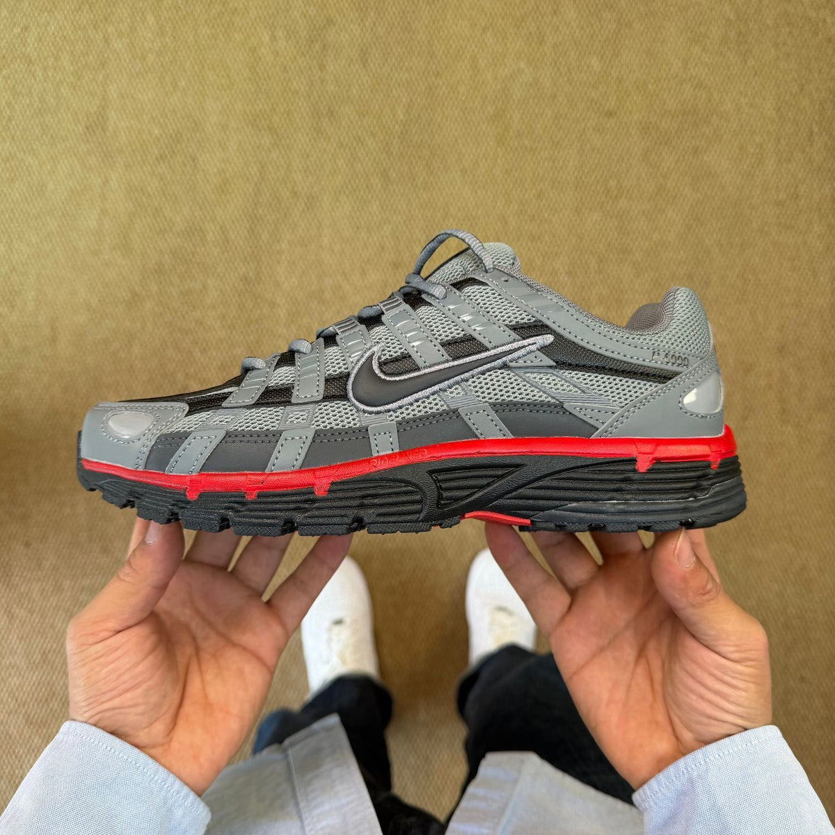 NIKE P 6000 TRAINER GREY RED