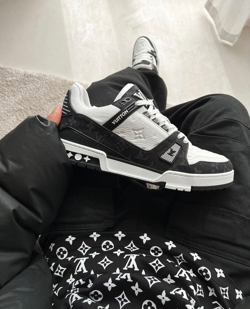 LOUIS VUITTON TRAINER WHITE BLACK