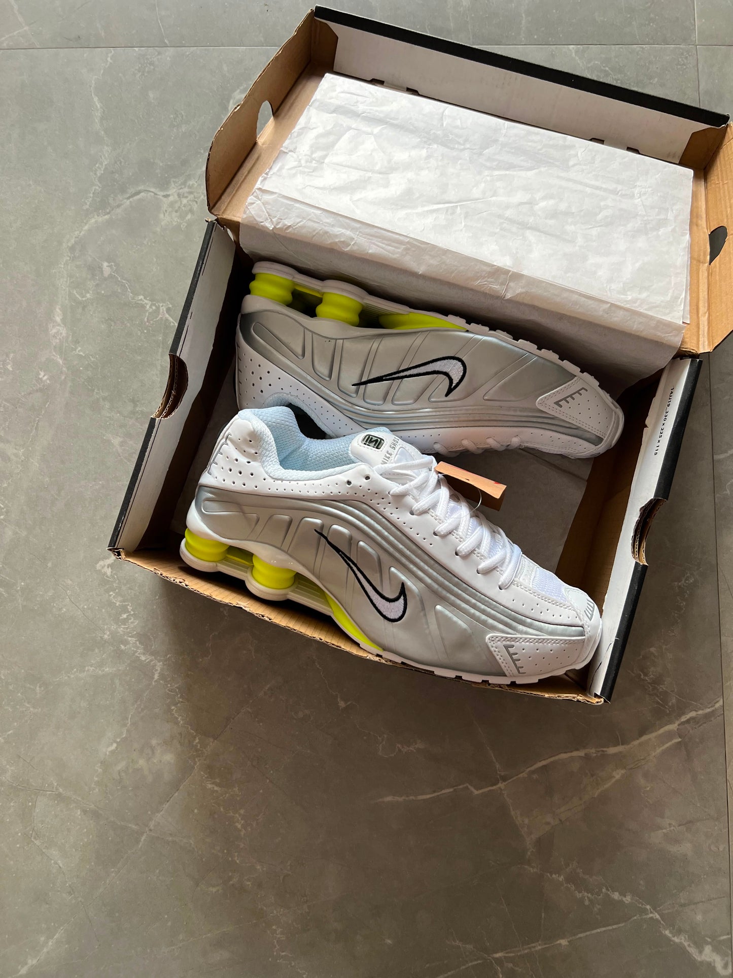 NIKE SHOX R4