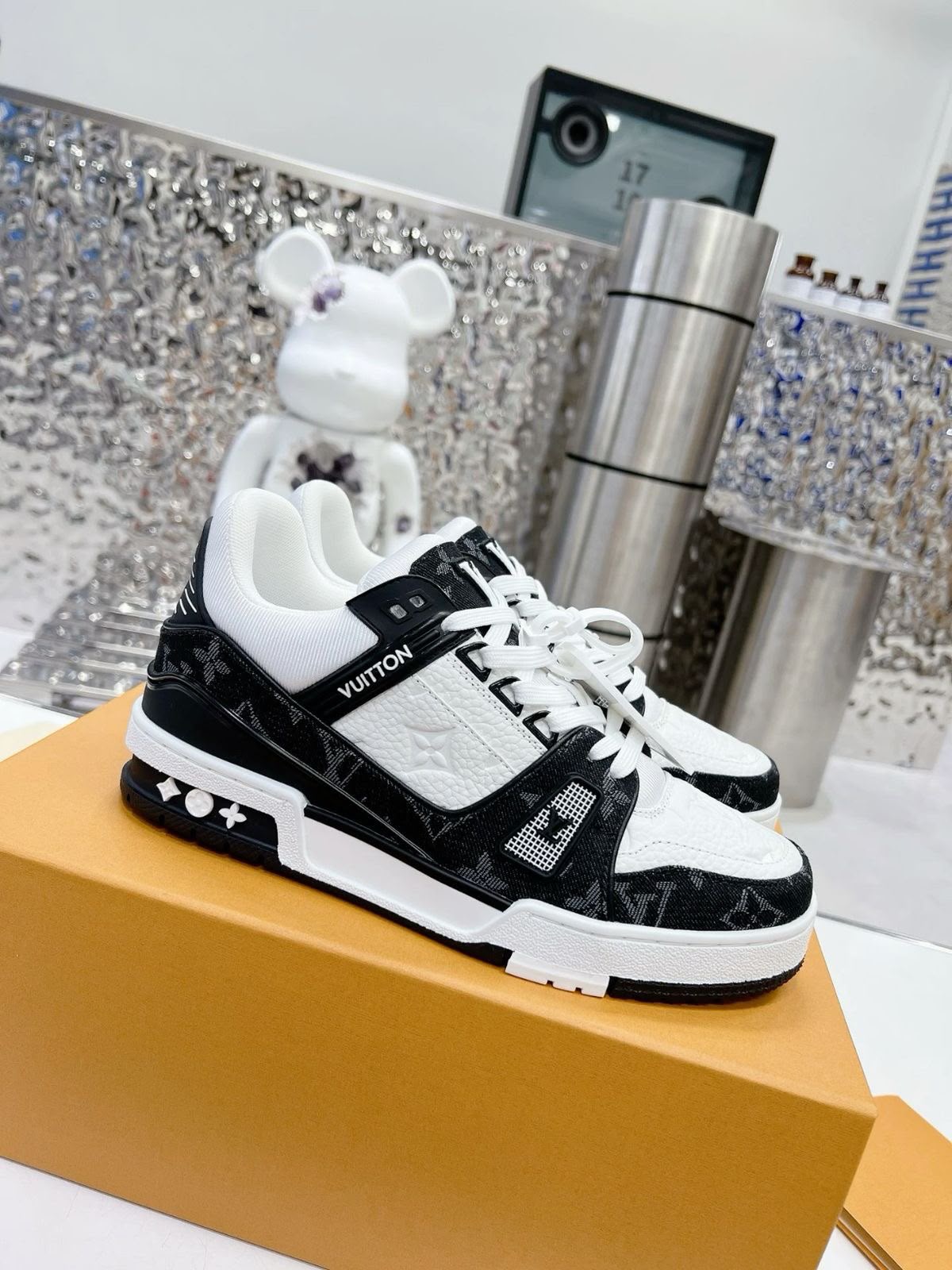 LOUIS VUITTON TRAINER WHITE BLACK