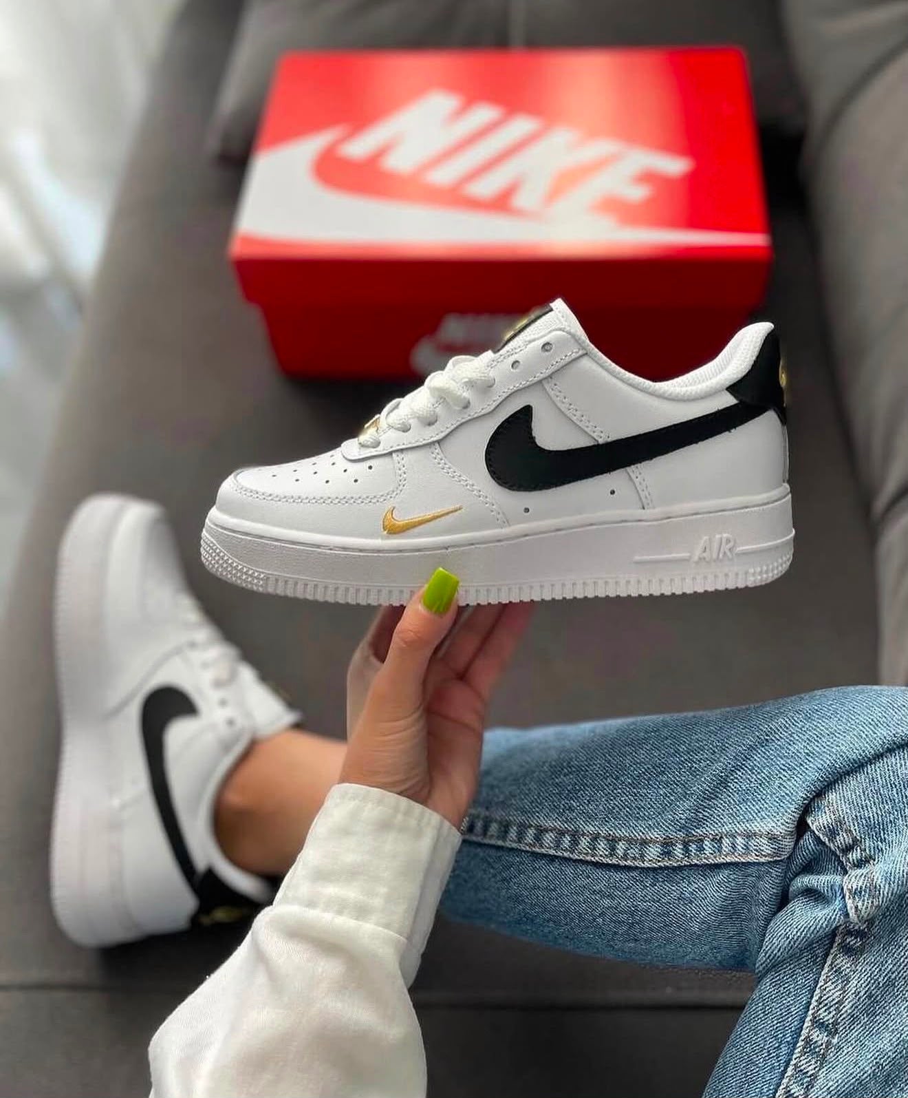 NIKE AIR FORCE 1 LOW 07 ESSENTIAL WHITE BLACK GOLD MINI SWOOSH