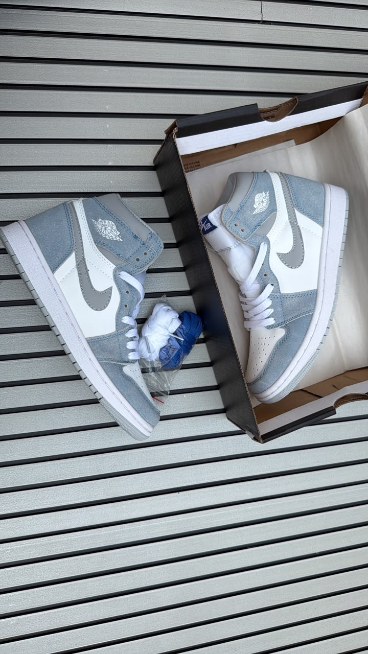 NIKE AIR JORDAN ONE RETRO HIGH OG HYPER ROYAL