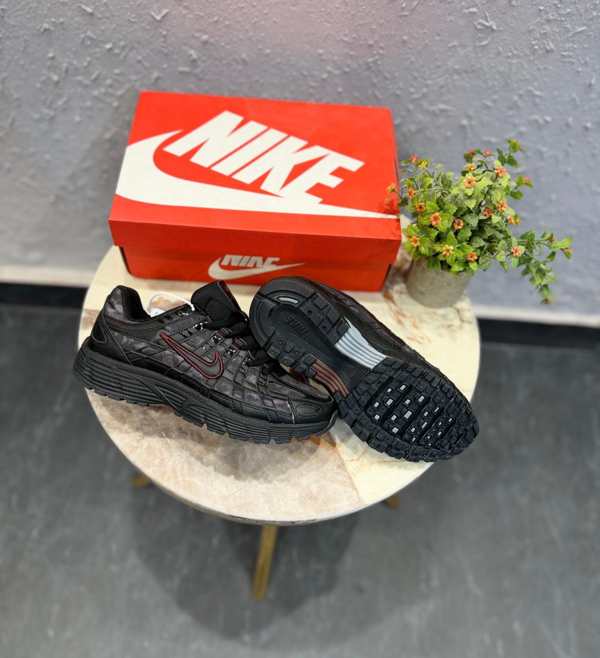 NIKE P 6000 TRAINER BLACK MAROON