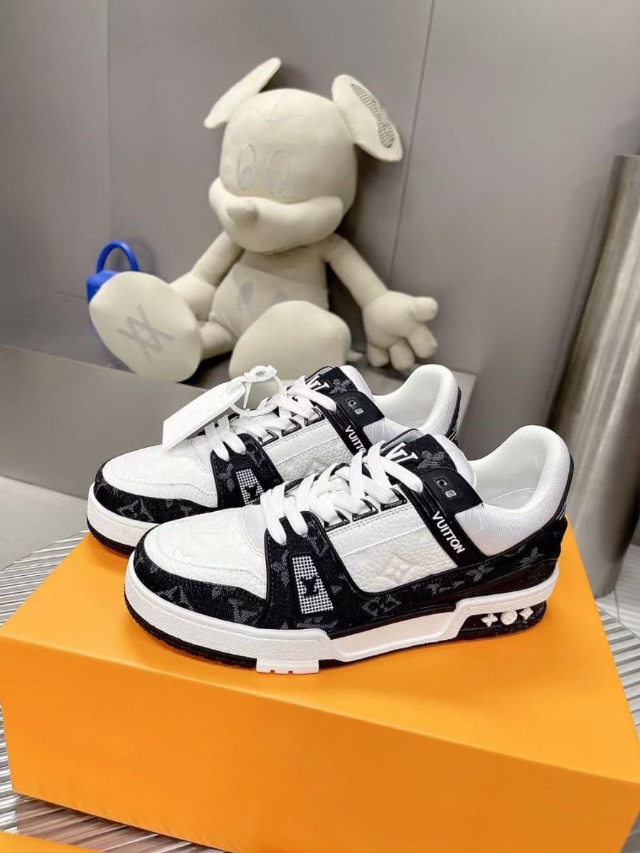 LOUIS VUITTON TRAINER WHITE BLACK