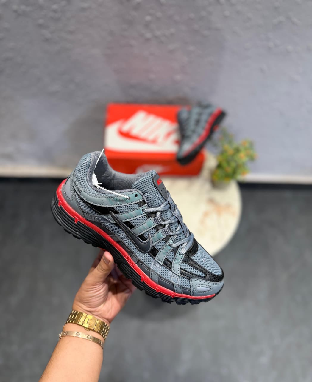 NIKE P 6000 TRAINER GREY RED