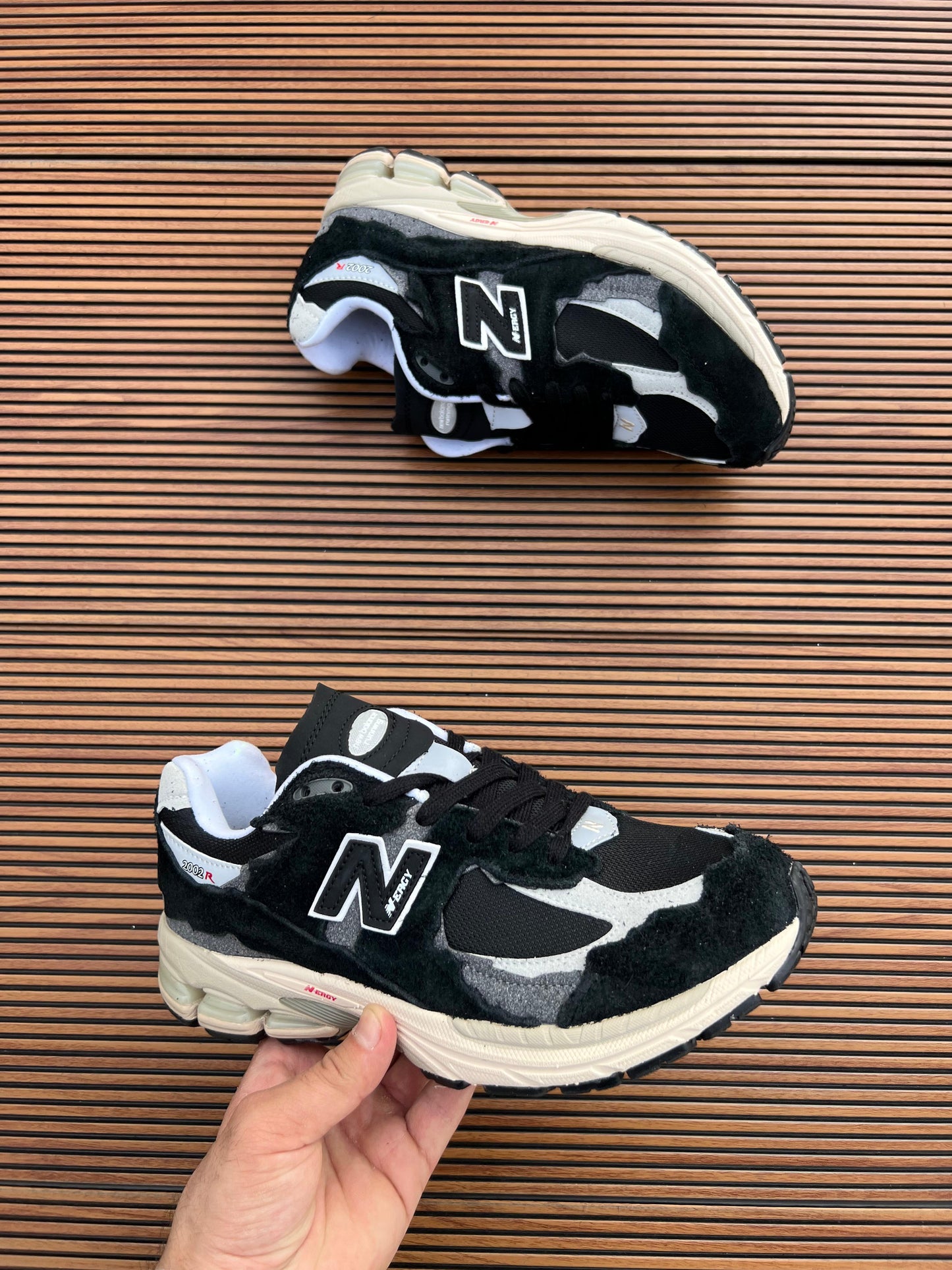 NEW BALANCE 2002 R