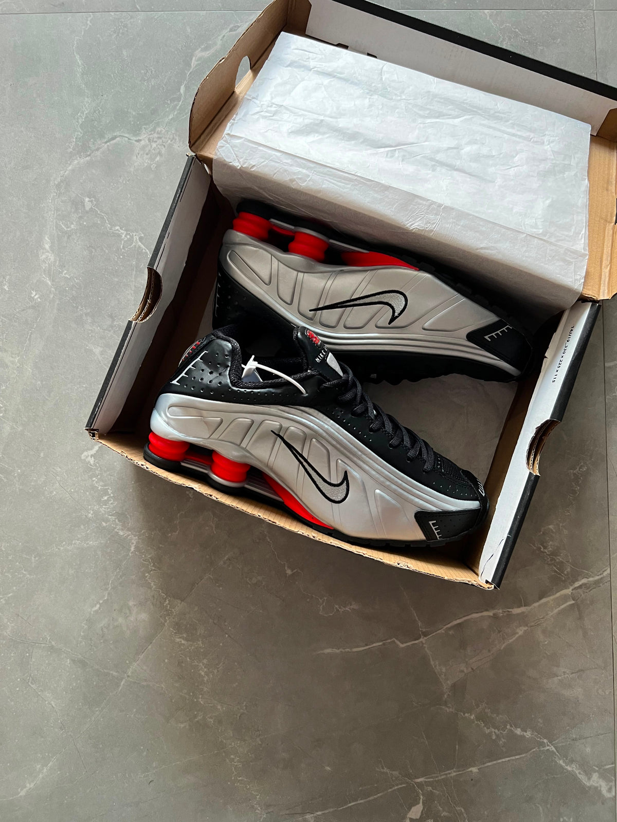 NIKE SHOX R4