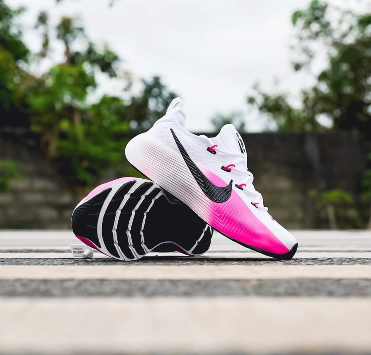 NIKE LEBRON TR 1 WHITE PINK
