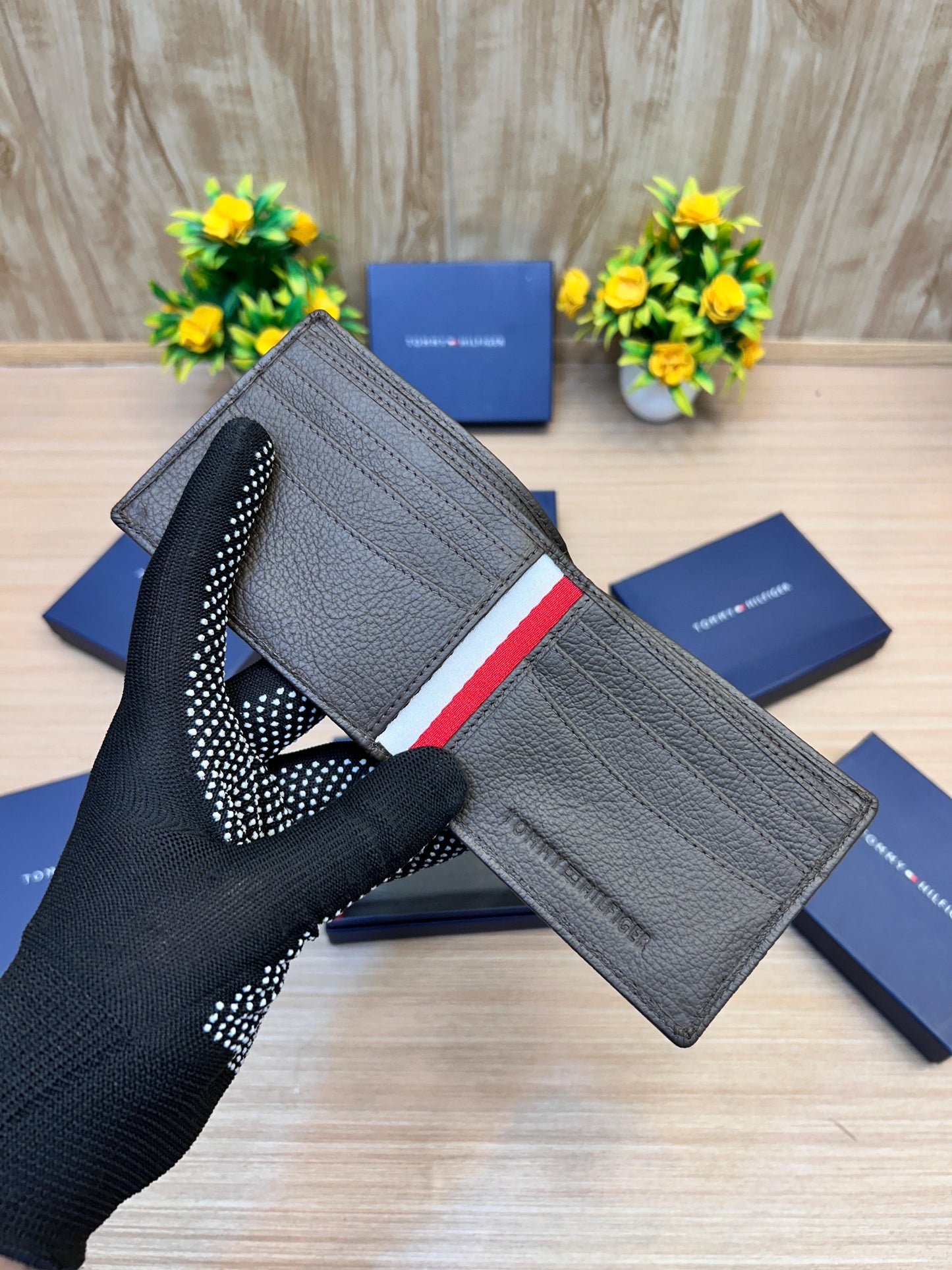 TOMMY HILFIGER