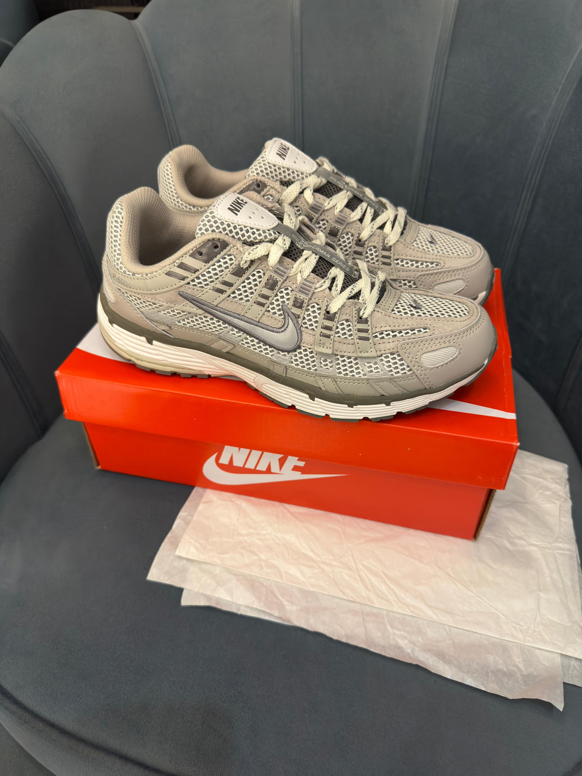 NIKE P 6000 TRAINER METALLIC GREY