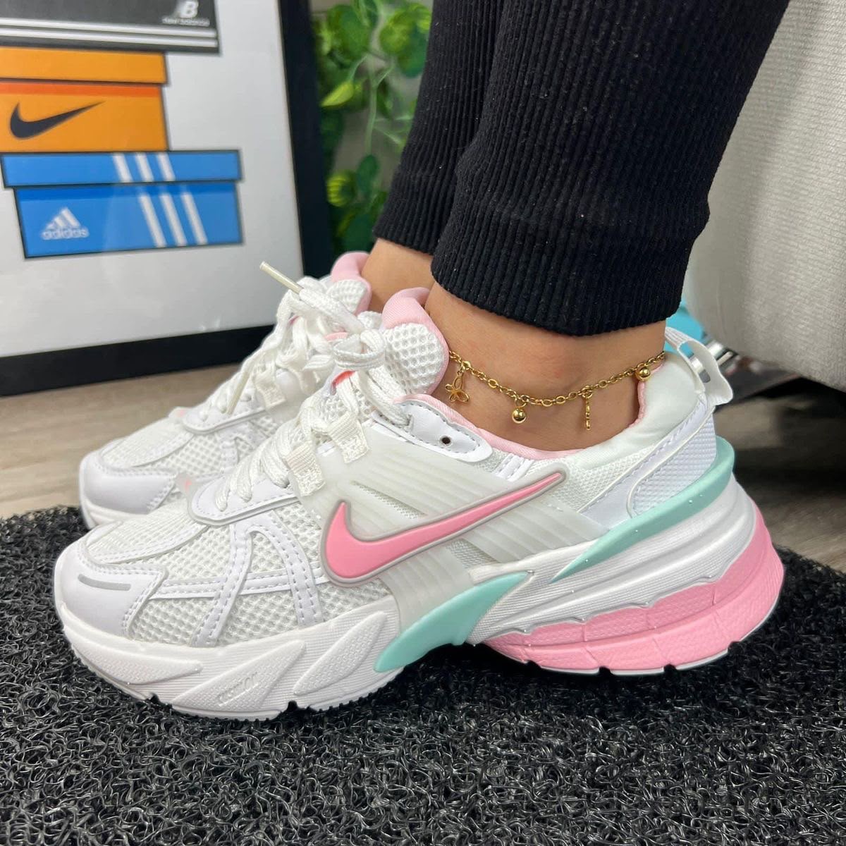 NIKE V2K RUN LEGEND PINK