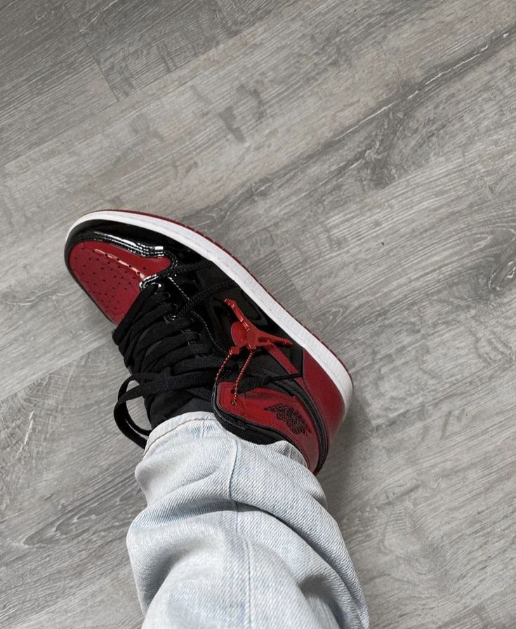 AIR JORDAN 1 HIGH PATENT BRED U.A