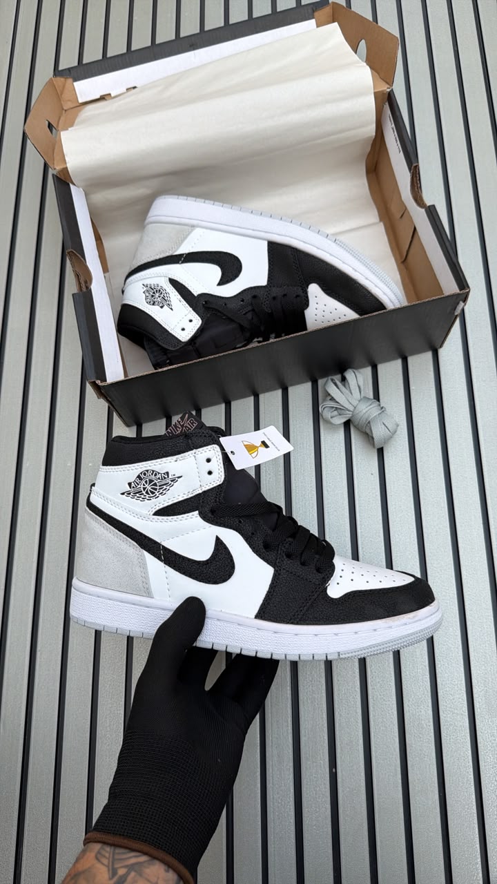 NIKE AIR JORDAN ONE