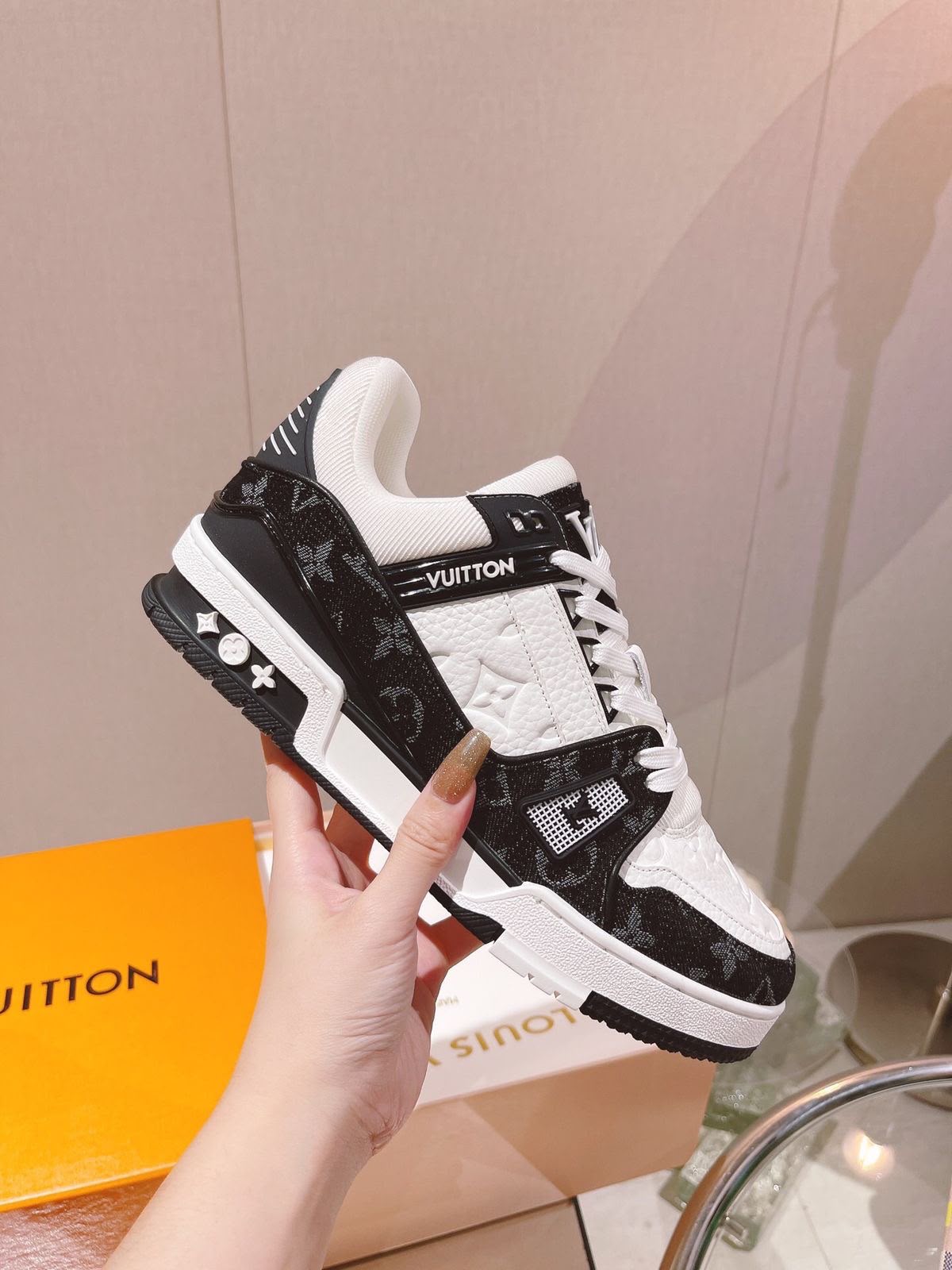 LOUIS VUITTON TRAINER WHITE BLACK