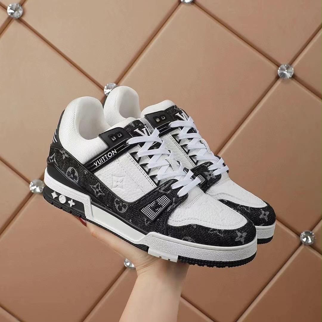 LOUIS VUITTON TRAINER WHITE BLACK