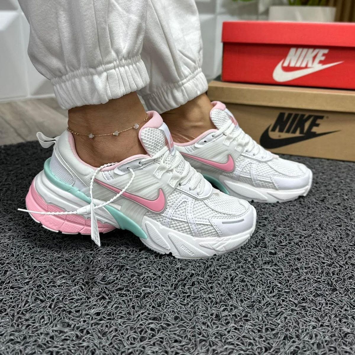 NIKE V2K RUN LEGEND PINK