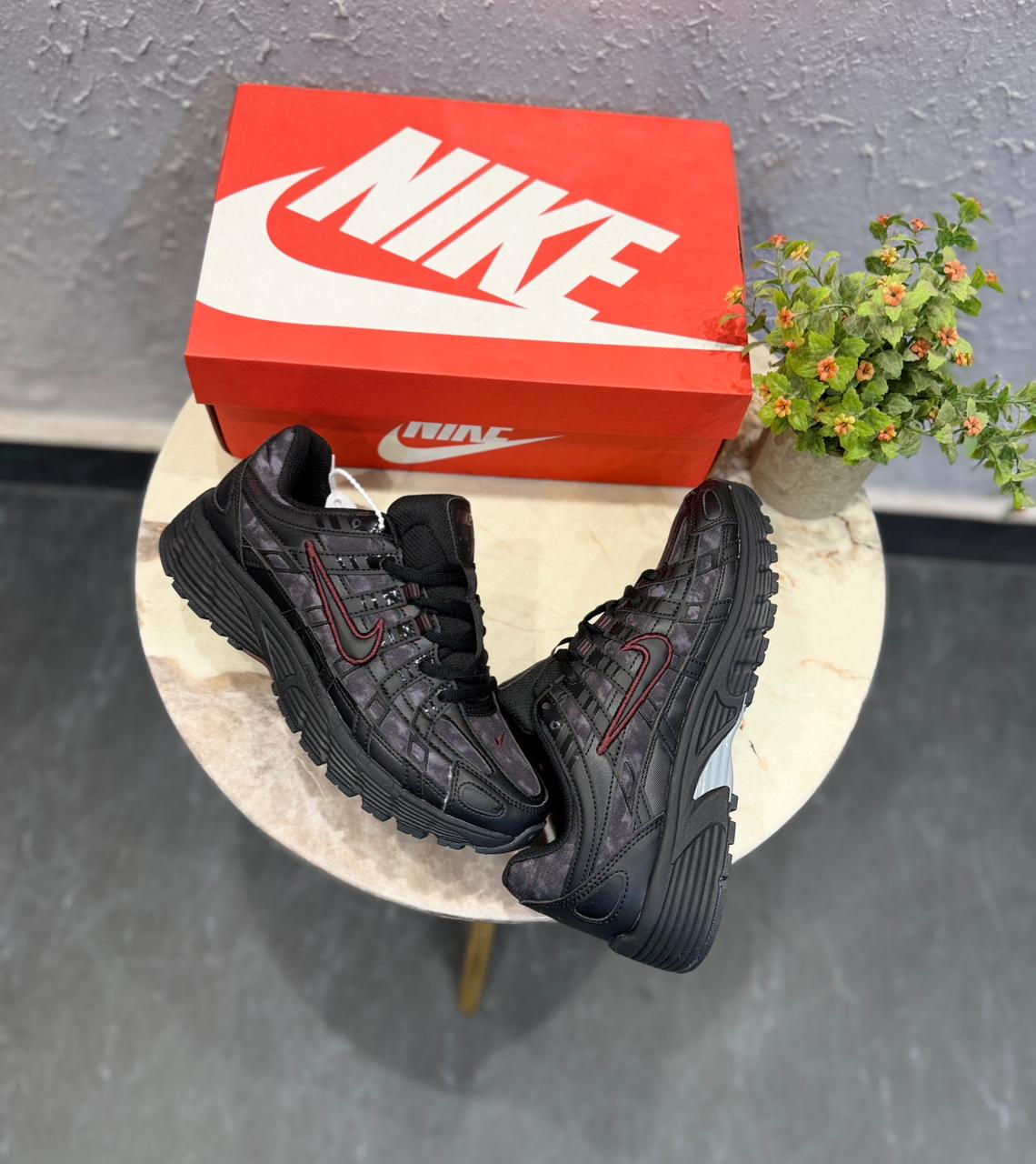 NIKE P 6000 TRAINER BLACK MAROON