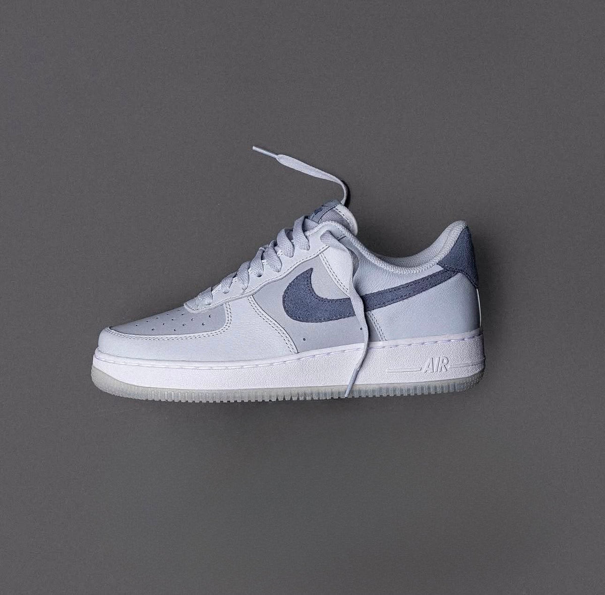 NIKE AIRFORCE 1 LOW LIGHT CARBON PURE PLATINUM