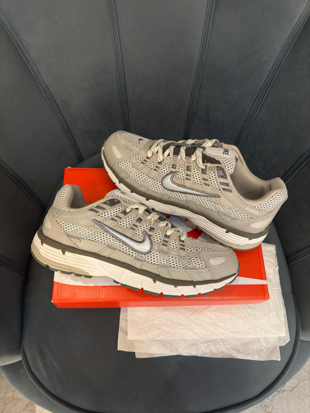 NIKE P 6000 TRAINER METALLIC GREY