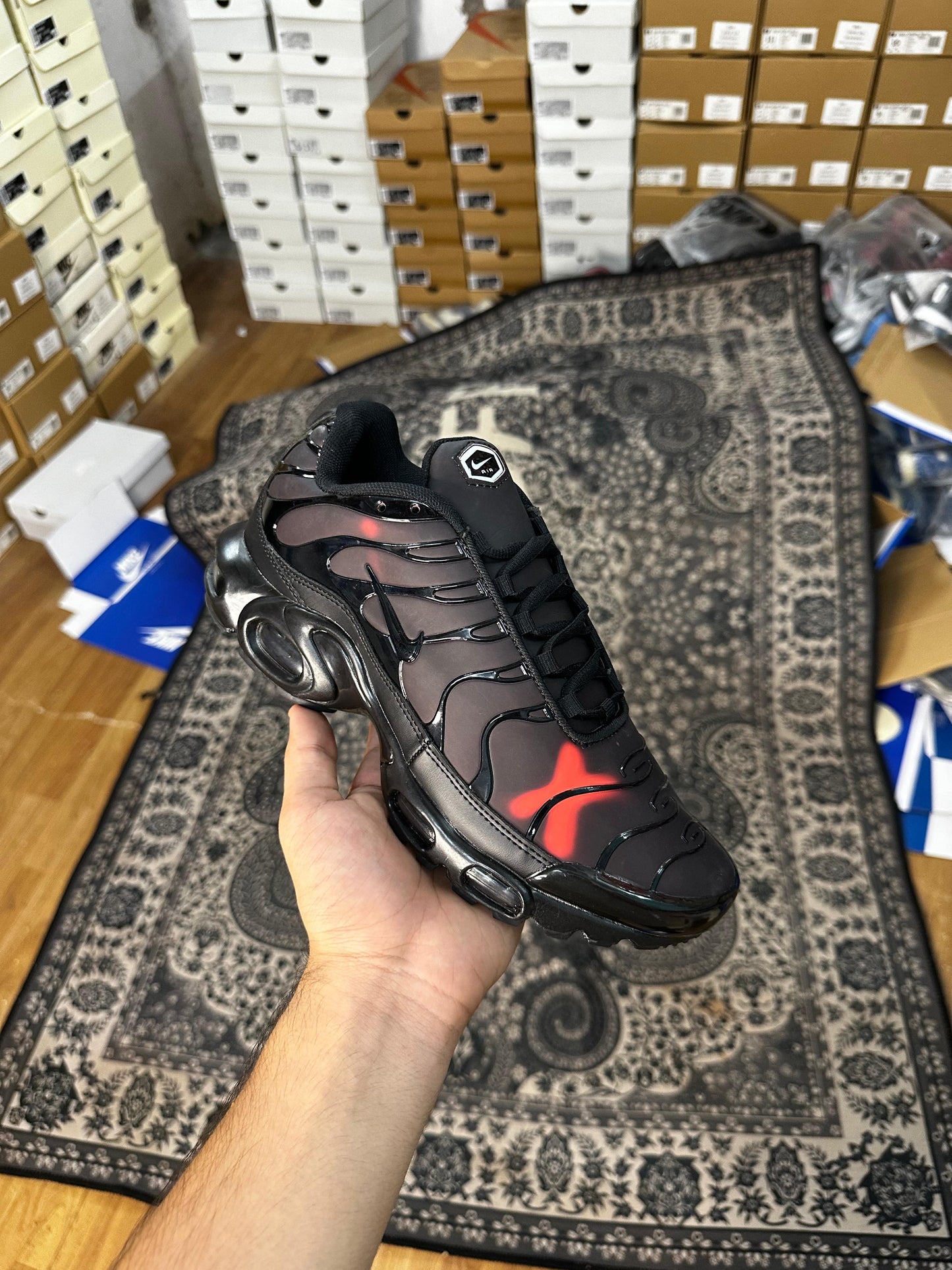 NIKE AIRMAX PLUS REFLECTS HEAT