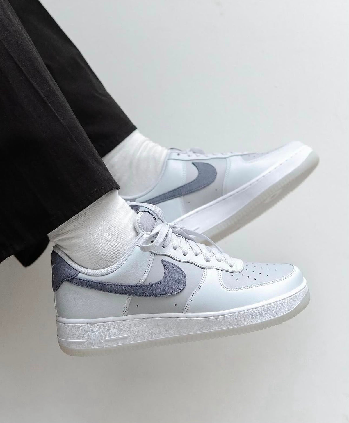 NIKE AIRFORCE 1 LOW LIGHT CARBON PURE PLATINUM