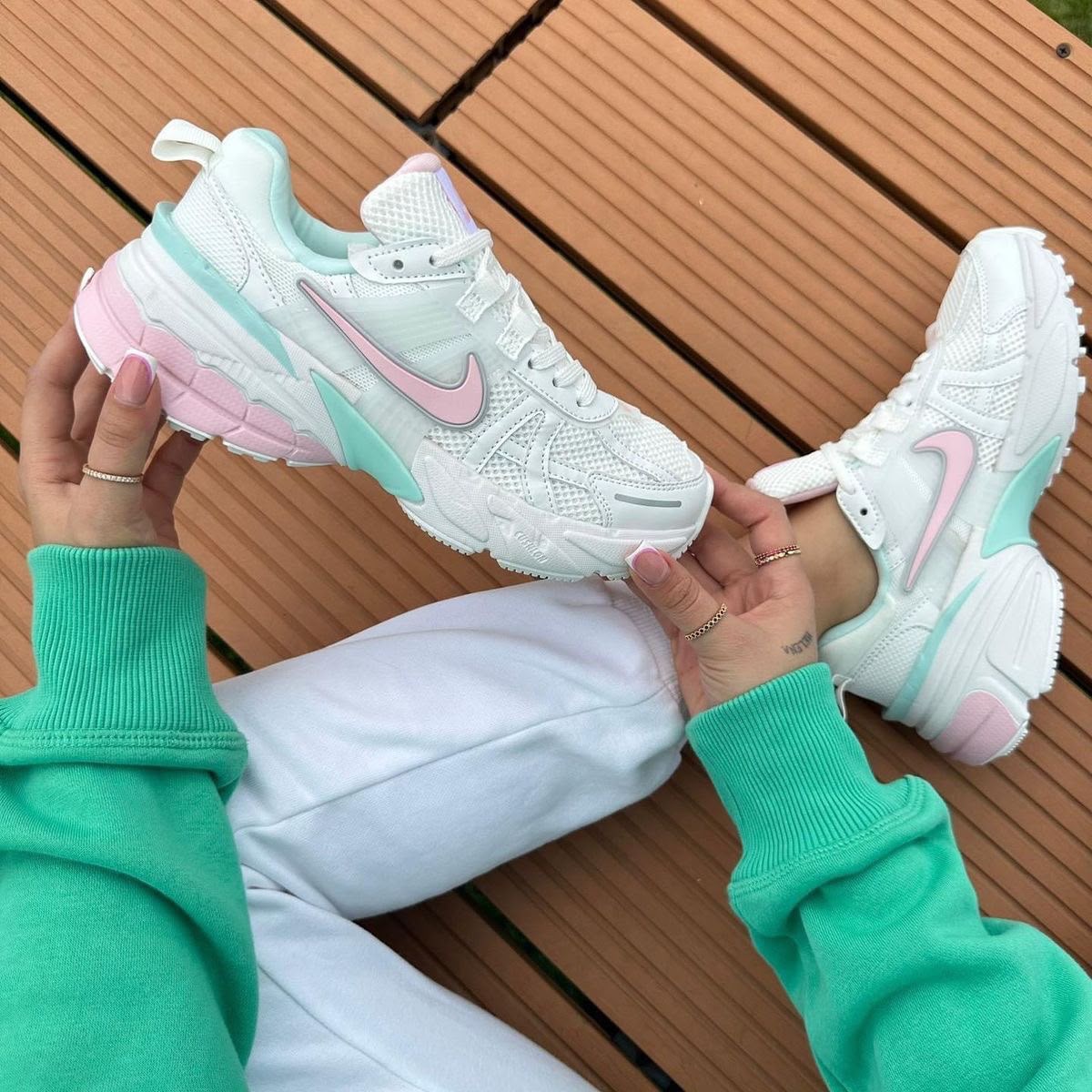 NIKE V2K RUN LEGEND PINK